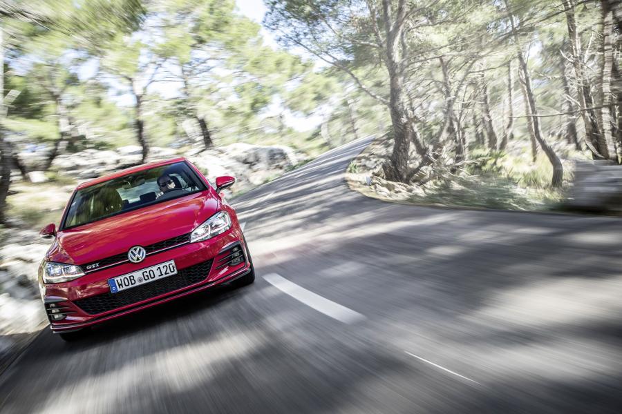  Volkswagen Golf GTI 5-Door 2017 года  (WW) (фото 7 из 19)